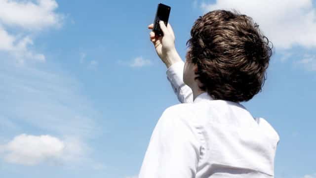 عوامل-تتسبب-في-مشكلة-ضعف-شبكة-الاتصال-بالهاتف 